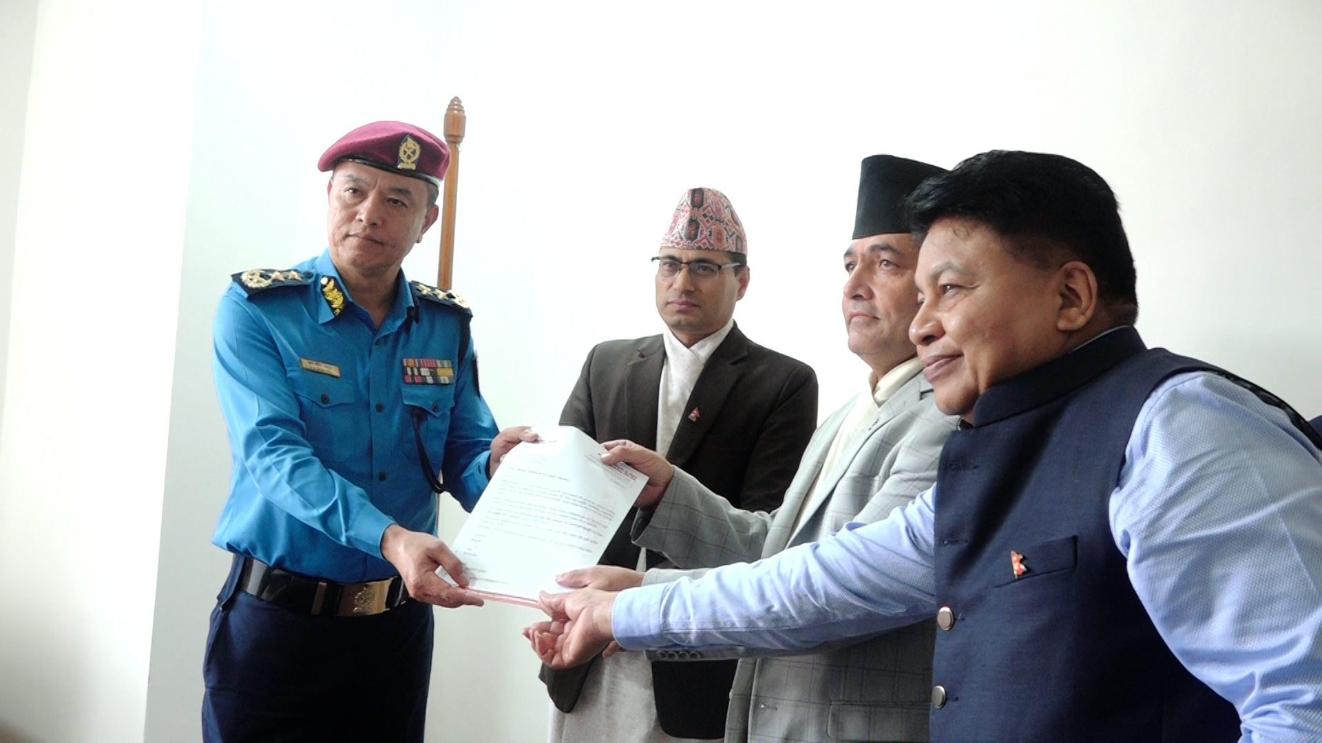 हिलटेक समूहद्वारा सरकारलाई पानी ट्याङ्की र ट्राफिक कोन सहयोग