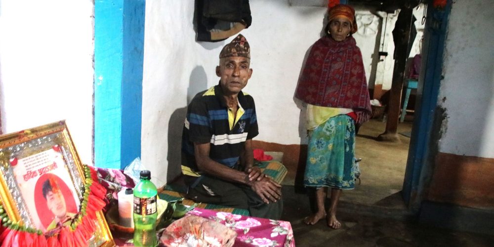 अझै अचेत छिन् कन्चटमा गोली लागेर ढलेका कमलकी गर्भवती श्रीमती , बुवा भन्छन्- मियो ढल्यो सपना जल्यो