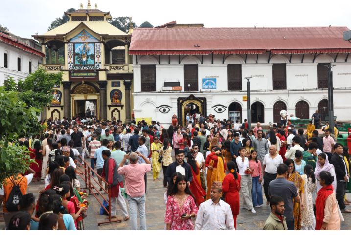 साउने सोमबार : पशुपति विकास कोषले भक्तजनको सुविधाका लागि सञ्चालनमा ल्यायो निःशुल्क बस सेवा