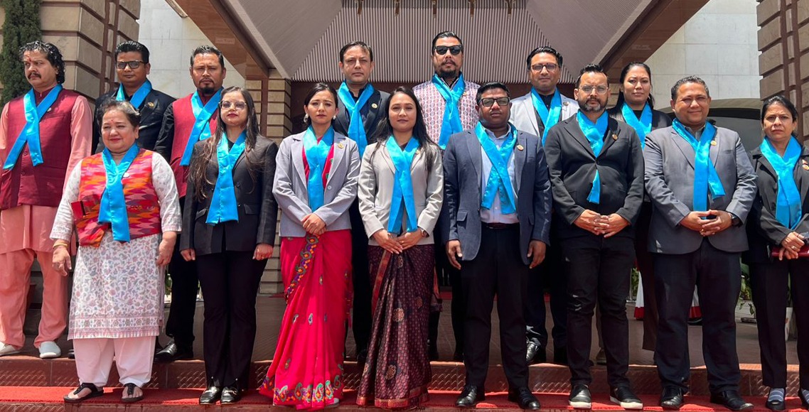 निलो रिबन गलामा भिरेर संसद् भवन पुगे रास्वपाका सांसदहरु