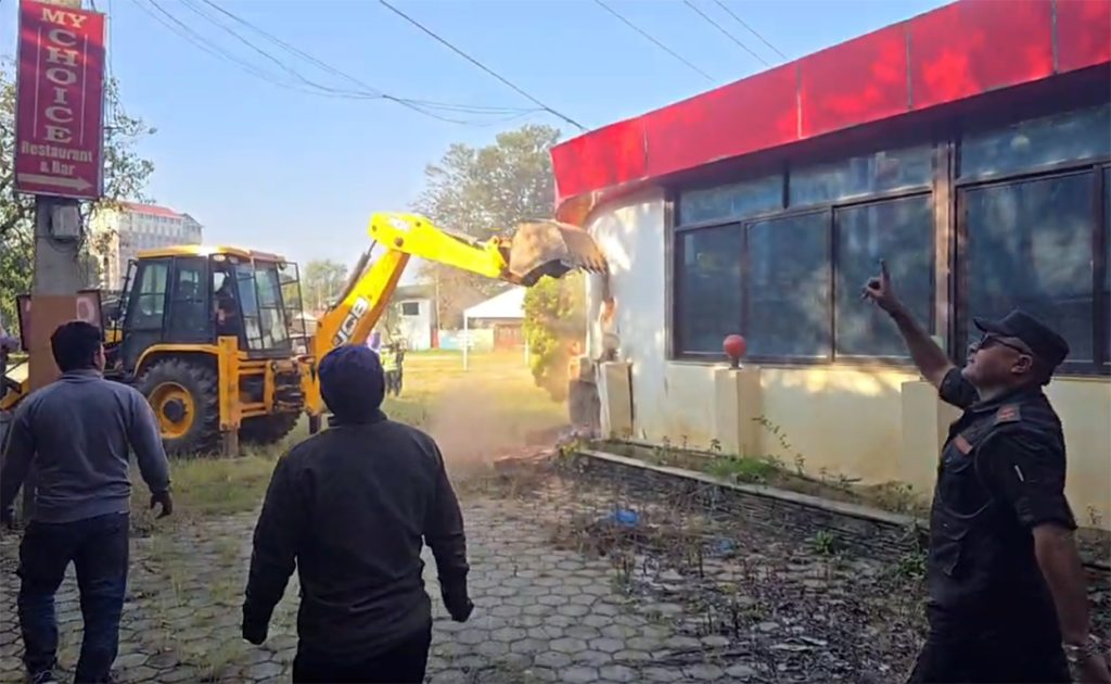 पूर्व ऊर्जामन्त्री खड्काले स्काउटको जग्गामा बनाएको संरचनामा महानगरपालिकाले चलायो डोजर