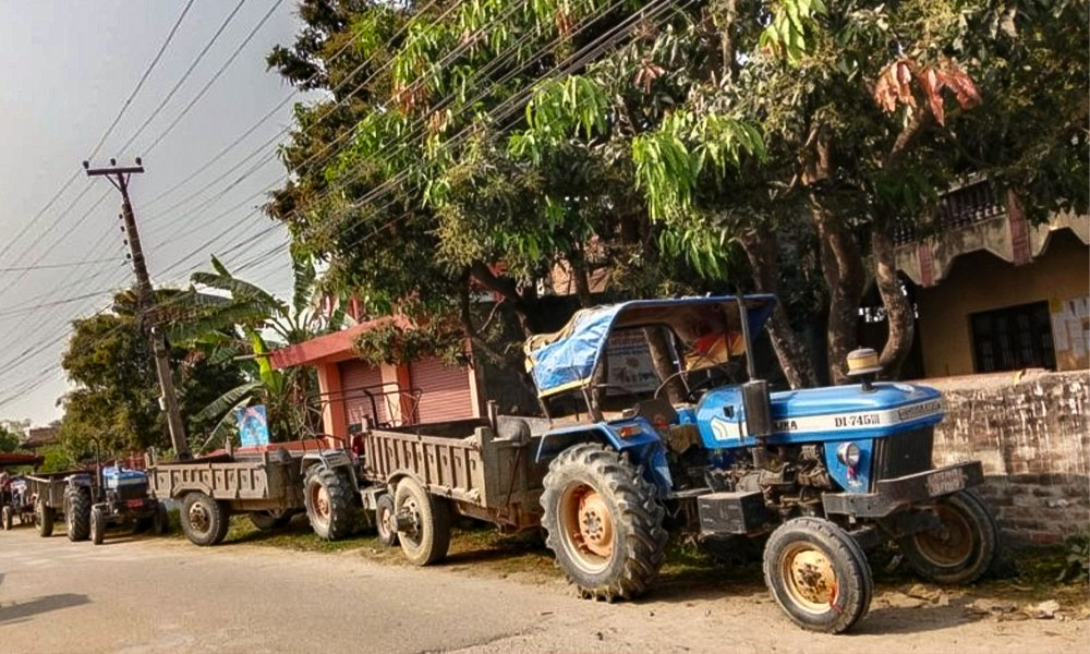 चन्द्रपुरको चाँदी खोलामा सशस्त्र प्रहरीको छापा : अवैध बालुवा उत्खननमा संलग्न ८ ट्र्याक्टर र चालक नियन्त्रणमा