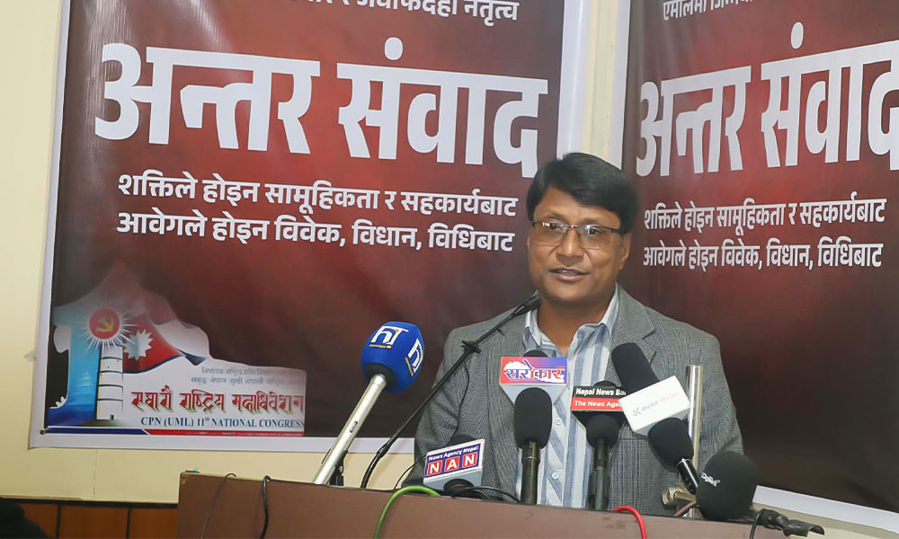 केपी ओलीको असक्षमता एमालेले बोकेर हिँड्न सक्दैन : सुरेन्द्र मानन्धर