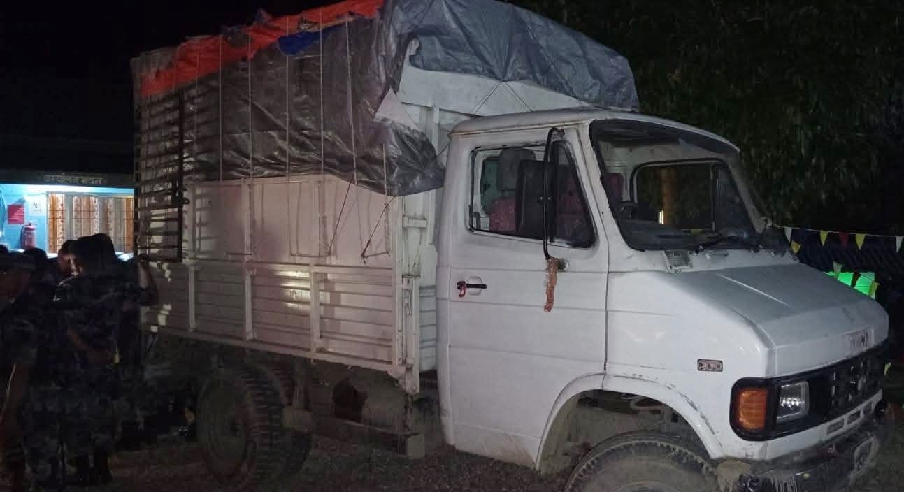 सिरहामा ४० लाखभन्दा बढी मूल्यको अवैध सामानसहित ट्रक पक्राउ, दुई जना नियन्त्रणमा
