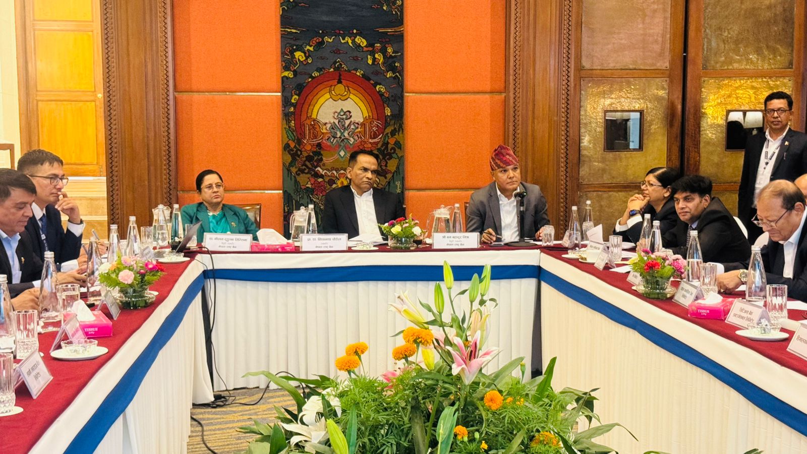 गभर्नरसँगको बैठकमा बाणिज्य बैंकका अध्यक्षले भने, 'बैंकर र व्यवसायी छुट्याउदा आर्थिक गतिविधि प्रभावित हुन्छ'