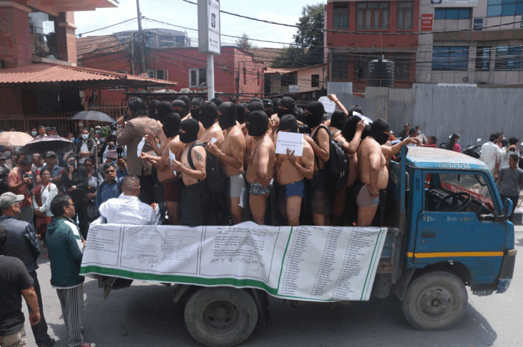 माइतीघर मण्डलामा अर्धनग्न विरोध प्रदर्शन