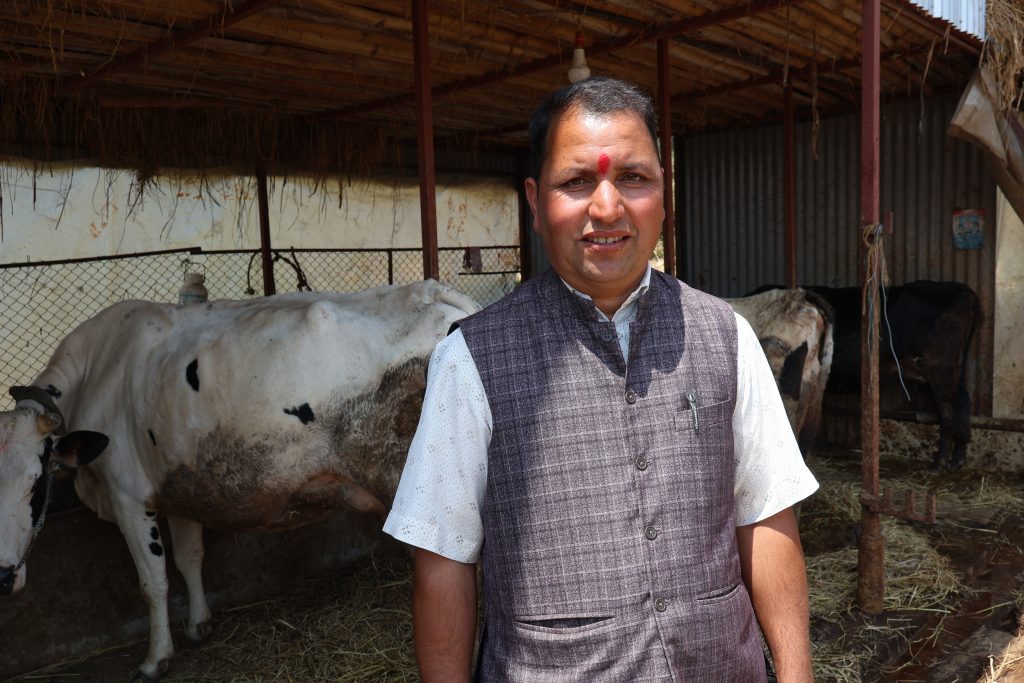 ट्याक्सी बेचेर गाउमै रमाइरहेका बलराम,४ कर्मचारी राखेर मासिक २ लाख आम्दानी गर्छन्