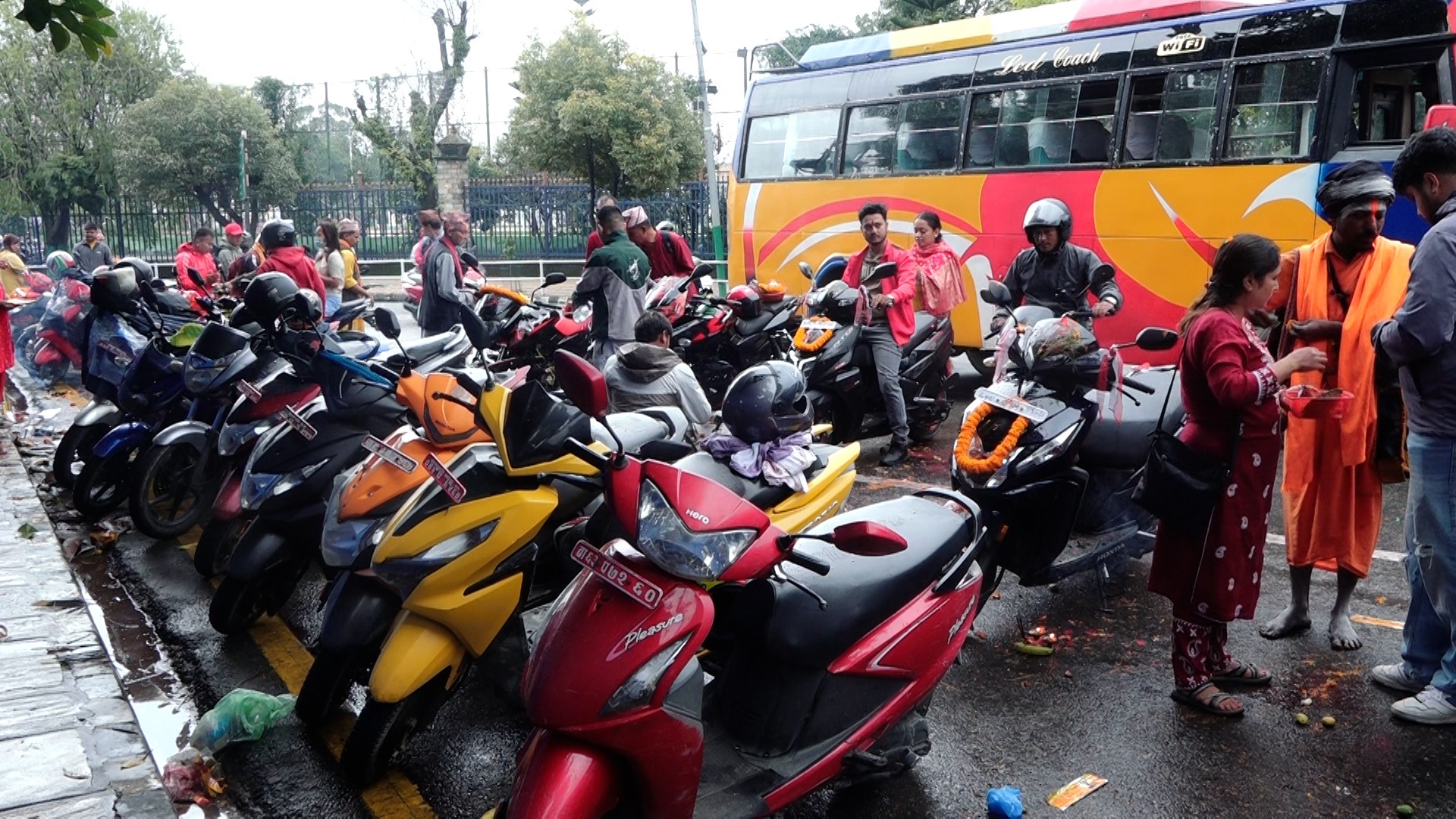 आज भद्रकाली मन्दिरमा सवारी साधन पूजा गर्नेको घुँइचो (फोटोफिचर)
