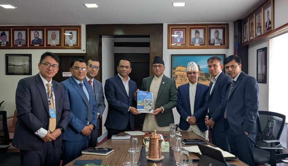 गभर्नर पौडेलले अर्थमन्त्री वाग्ले समक्ष पेश गरे वित्तीय अवस्था सम्बन्धी प्रतिवेदन