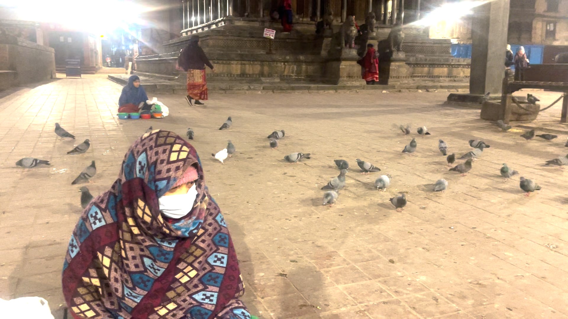 पाटनको कृष्ण मन्दिर परिसरमा पर्यटकको छैन चहलपहल,  व्यापारबाट गुजारा चलाउँने व्यापारीको चिया खानै नपुग्ने  आम्दानी !