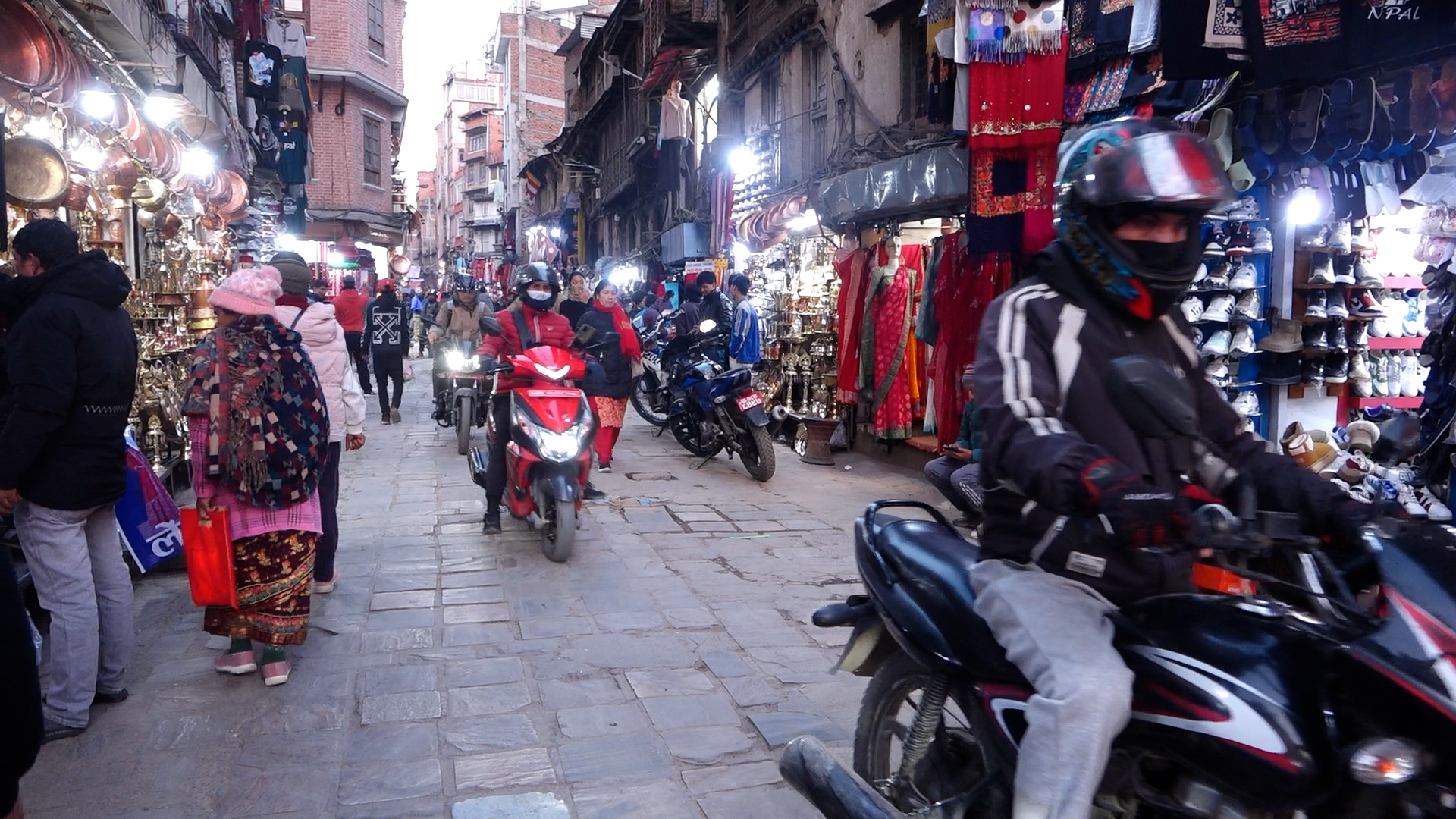 काठमाडौंका भित्रि बजारमा व्यापार न्यून, चहलपहल उच्च