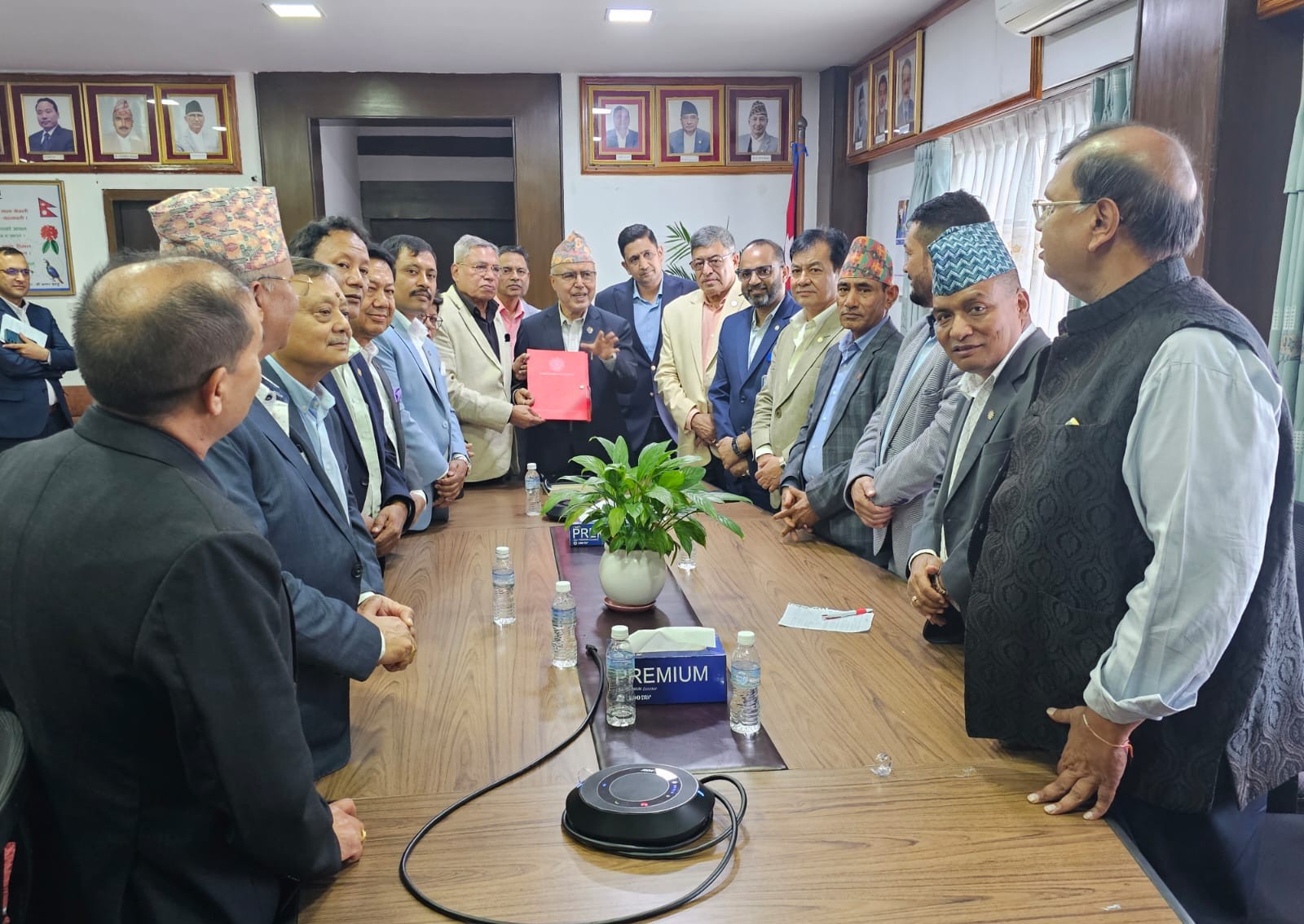 अर्थमन्त्री खनाललाई भेटेर चेम्बरले भन्यो, अर्थतन्त्रका समस्या समाधान गरी  लगानीकर्ताको मनोबल उकास्नुस्