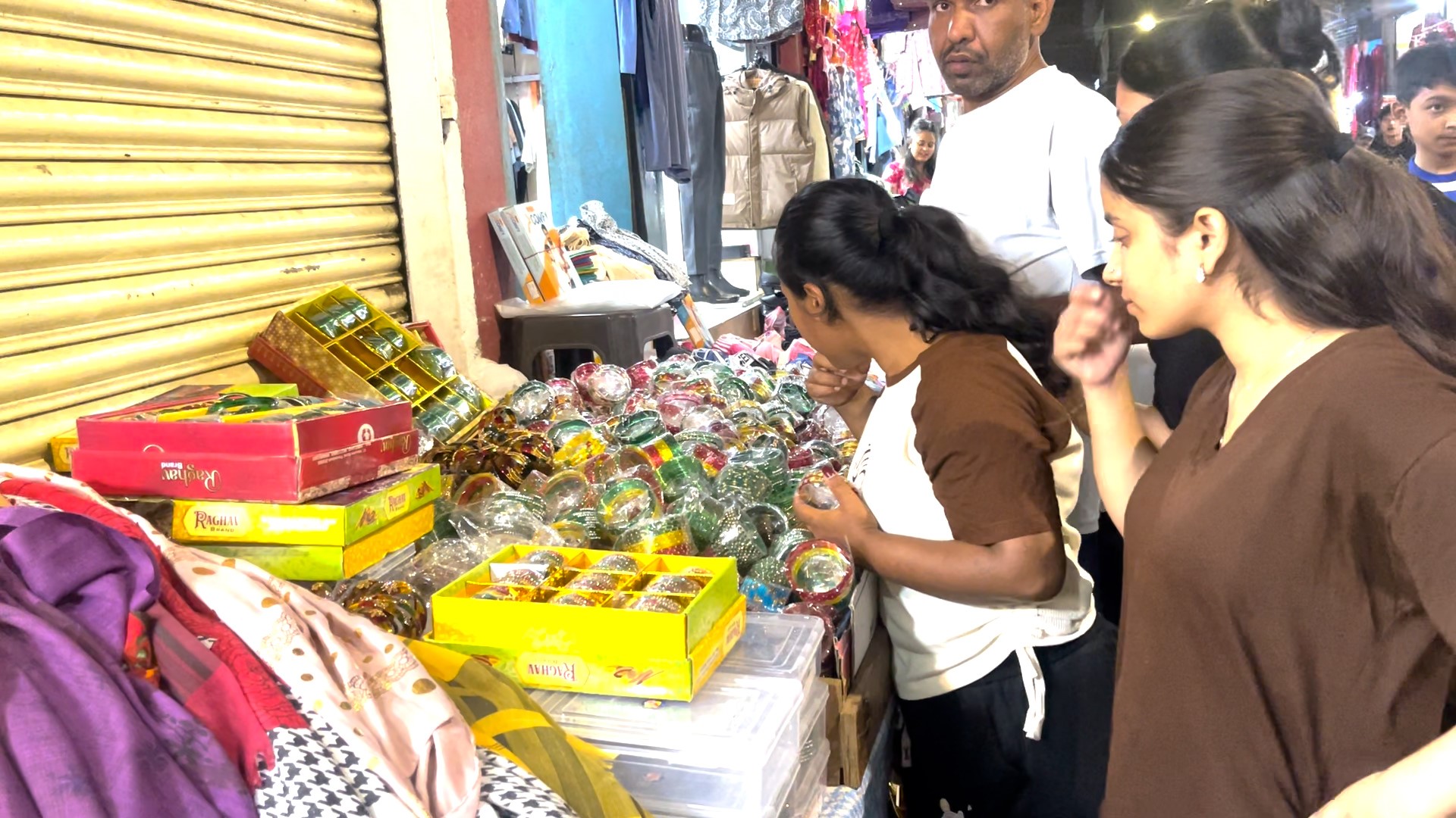 श्रावणको रौनक : लगनखेल बजार क्षेत्र भीडभाड, मेहेन्दी लगाउन अफर