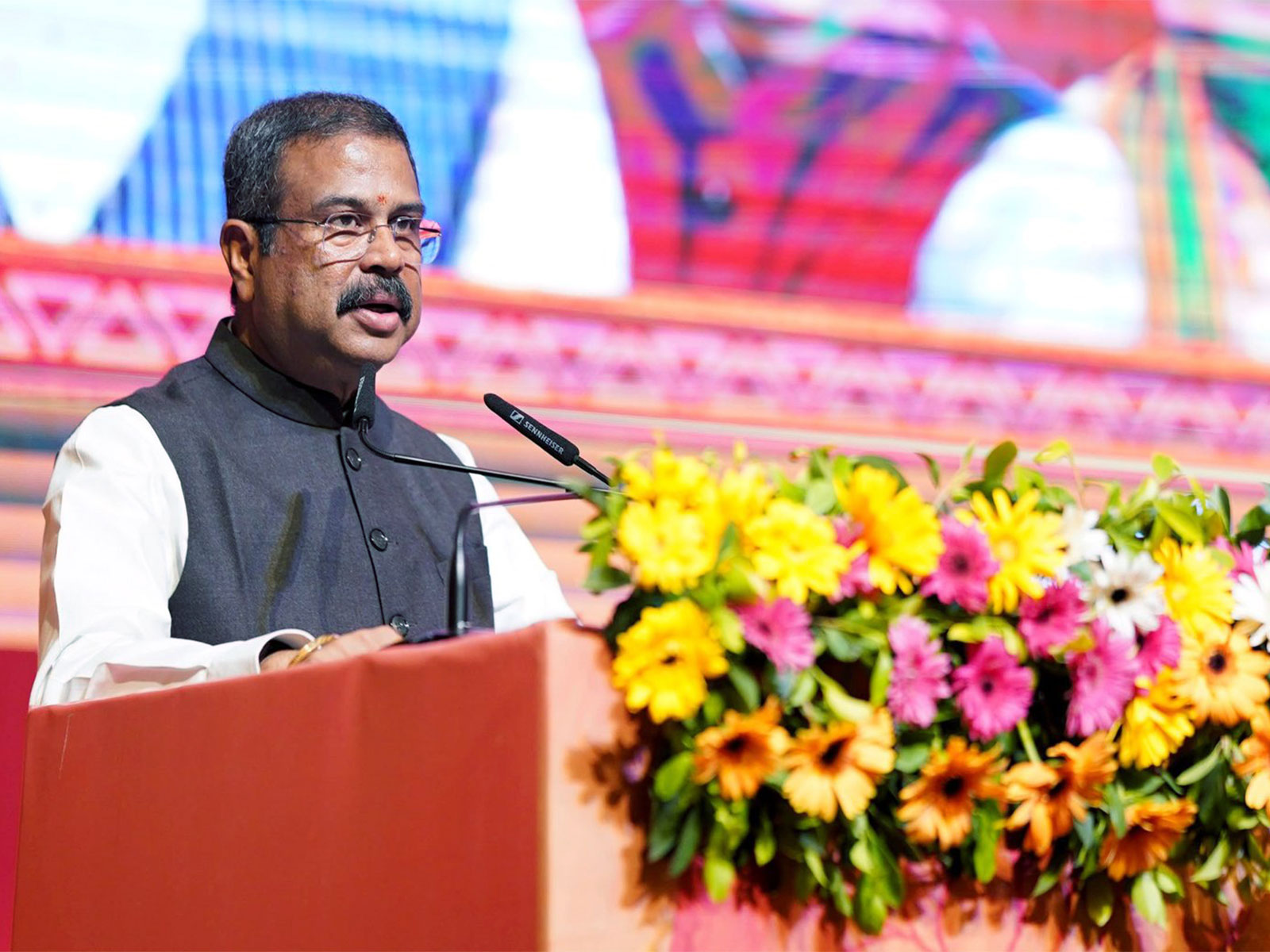 प्रश्नपत्र लिक प्रकरणले आन्दोलन चर्किएपछि  शिक्षामन्त्रीले दिए राजीनामा