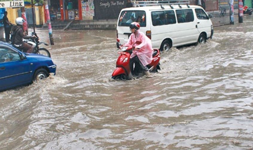 ट्राफिक प्रहरीको निष्कर्श,बागमतीमा गेग्रान र फोहर थुप्रिएर नदीको सतह उच्च हुँदा सडक डुबानमा