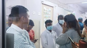 गृहमन्त्रीको चासोपछि राहदानी विभाग अगाडि आत्मदाह प्रयास गरेका युवकलाई थप उपचारका लागि भारत लगिने