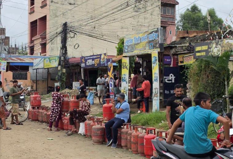 ग्यास अभाव रोक्न आयल निगमले बनायो ‘क्विक रेस्पोन्स टिम’,समस्या परे यो नम्बरमा फोन गर्न सकिने