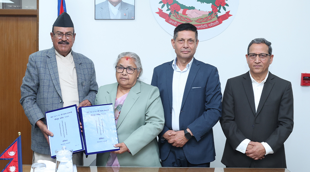 गौरीबहादुर आयोगको प्रतिबेदन बुझ्दै प्रधानमन्त्रीले भनिन् : निचोड मात्रै भए पनि सार्वजनिक गर्छौं