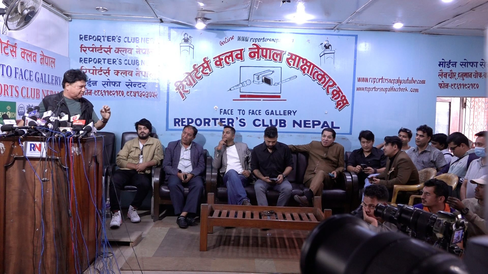 हाँस्य कलाकारहरुले ब्यंग्य गर्दै भने, ‘ओलीलाई सबै मिलेर बाँधौं’