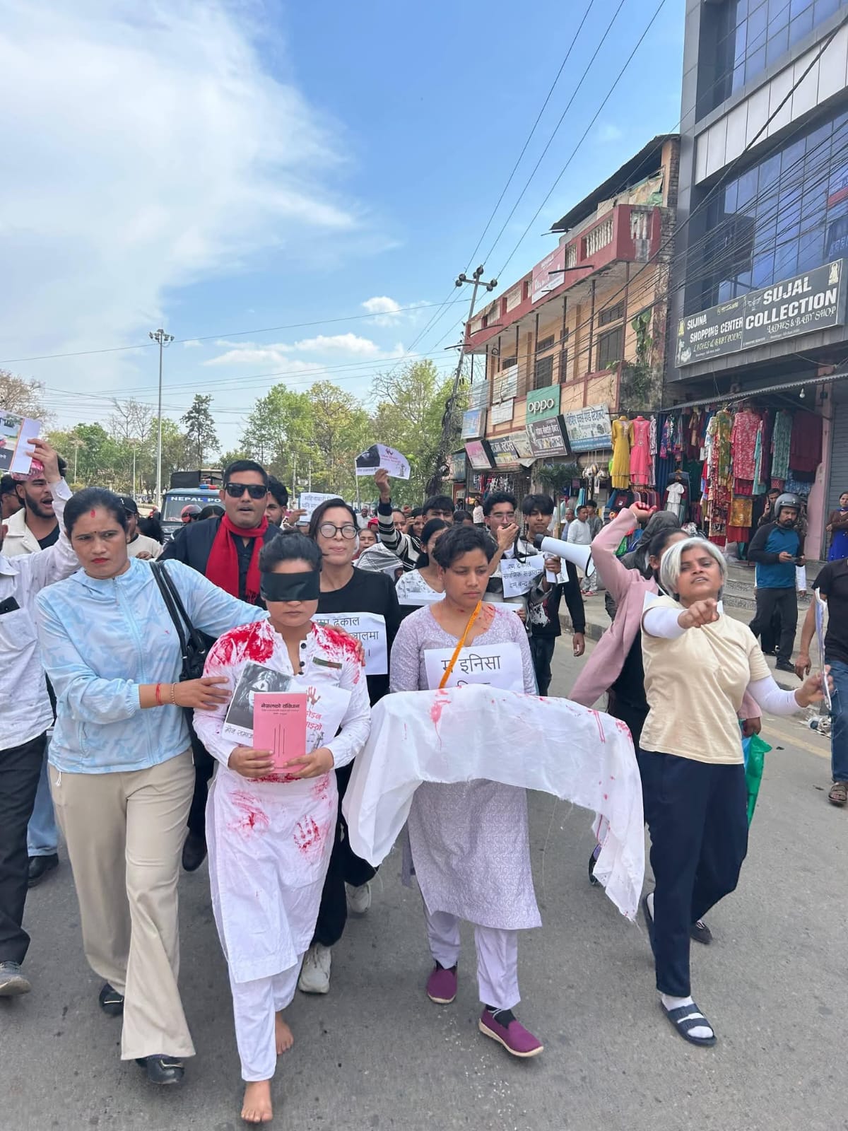 इनिशाको डमी लास बोकेर प्रदर्शन