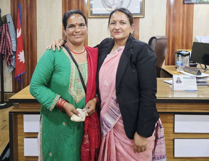 काफल बेच्ने महिलामाथि नगर प्रहरीले गरेको दुर्व्यवहारप्रति माफी माग्दै वीरेन्द्रनगर नगरपालिकाले दियो १० हजार क्षतिपूर्ति