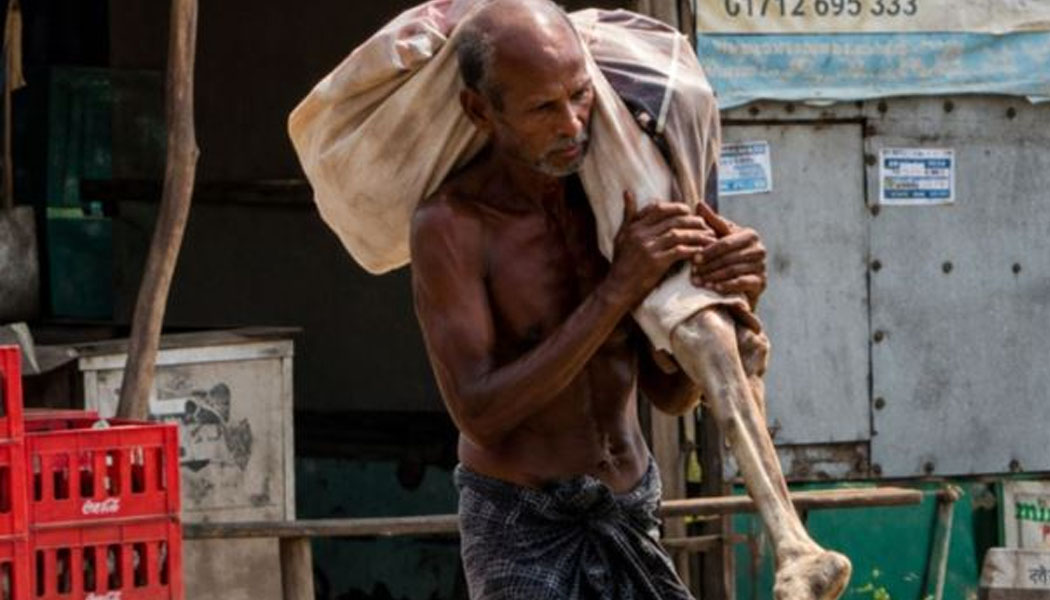 मरिसकेकी दिदीको खाताबाट पैसा झिक्न बैंकले आनाकानी गरेपछि चिहान खनी कंकाल बोकेर पुगे भाई