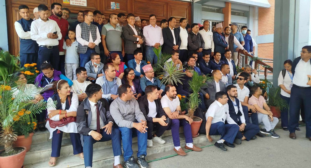 २ वर्षे कुलिङ पिरियड हटाउनुपर्ने माग राख्दै सिंहदरवारमा कर्मचारीको धर्ना