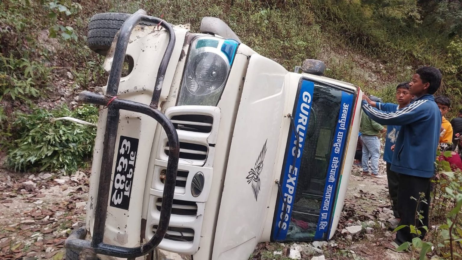 कास्कीमा मतदाता बोकेको गाडी दुर्घटना