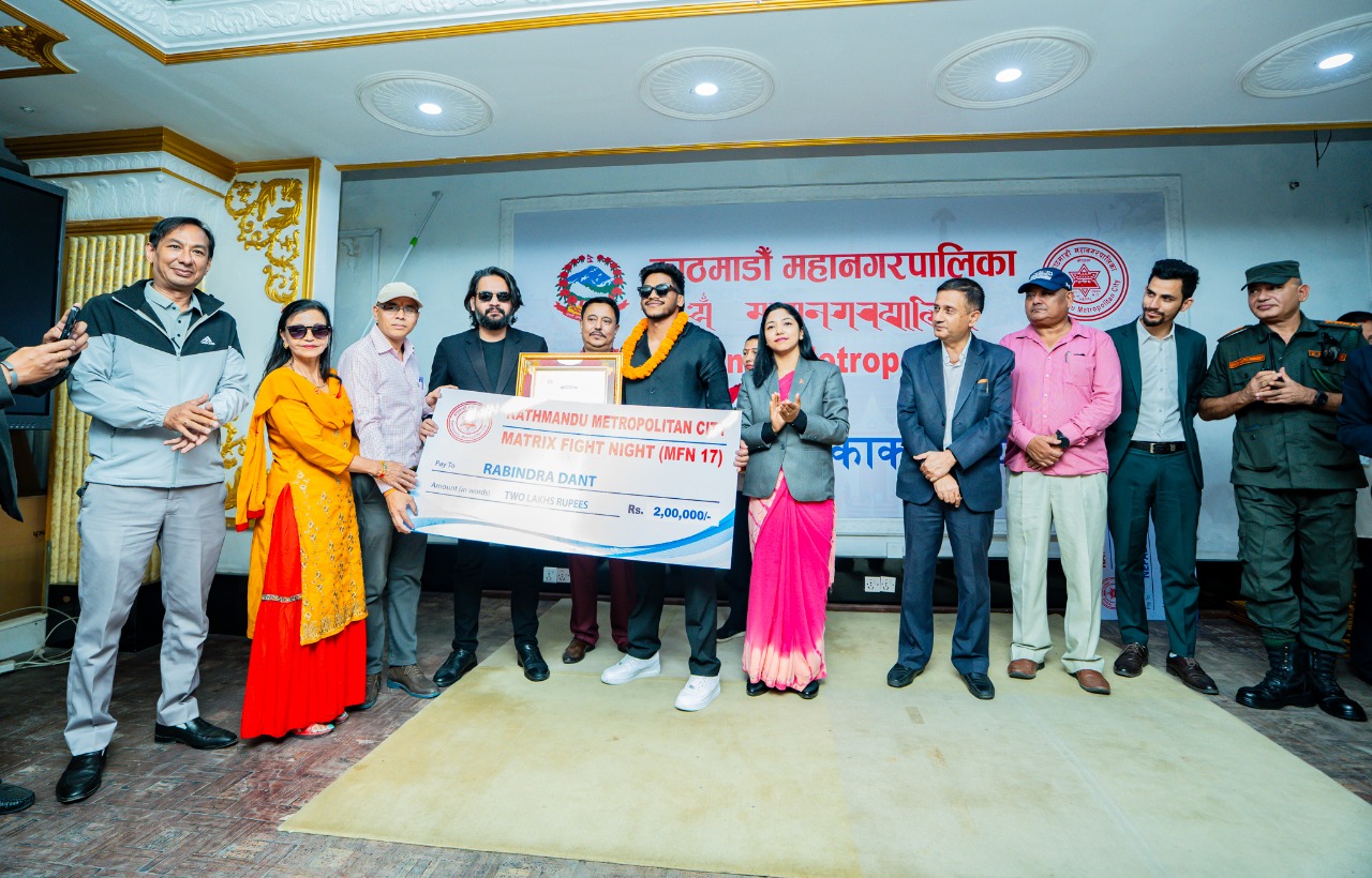 खोखो विश्वकप उपविजेता टोलीलाई काठमाडौं महानगरले दियो ११–११ लाख