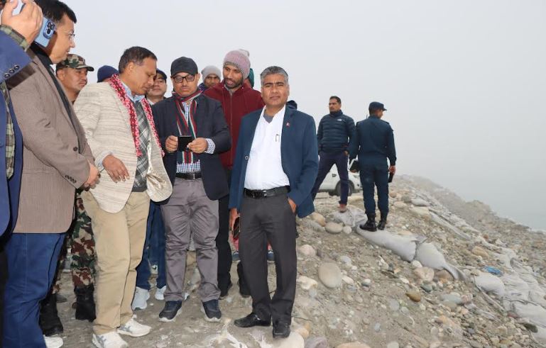 महाकाली पुल र बस्ती जोगाउन वर्षात अघिनै तटबन्दको काम सम्पन्न गर्न मन्त्री कुलमान घिसिङको निर्देशन