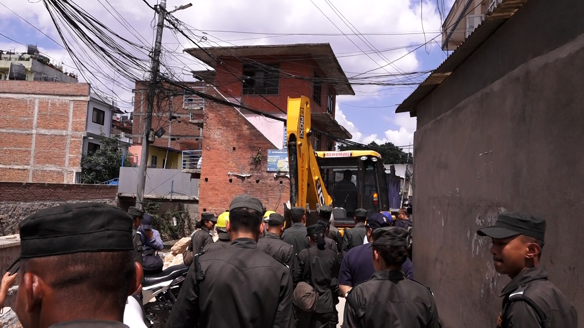 स्थानीयलाई डुबानबाट जोगाउन भन्दै महानगरले चलायो डोजर
