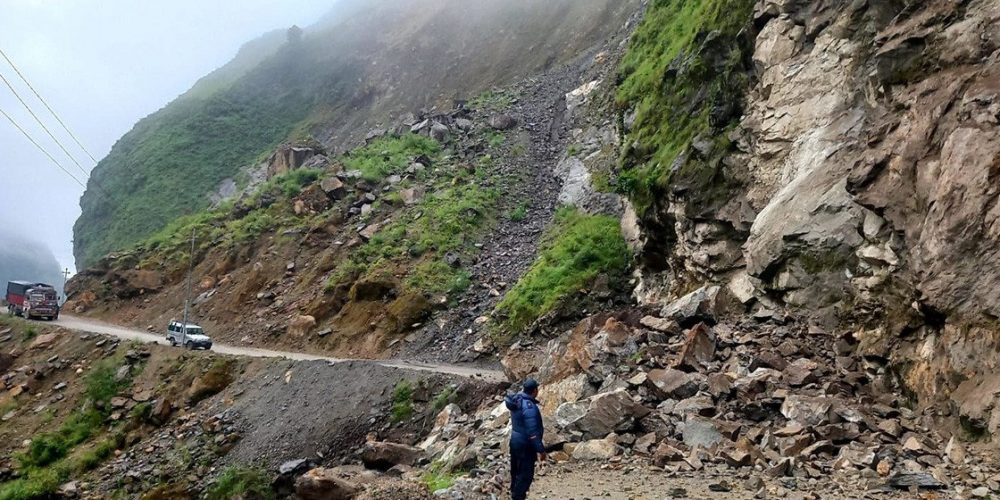 महभिरमा पहिरो खसेपछि बेनी–जोमसोम सडक अवरुद्ध