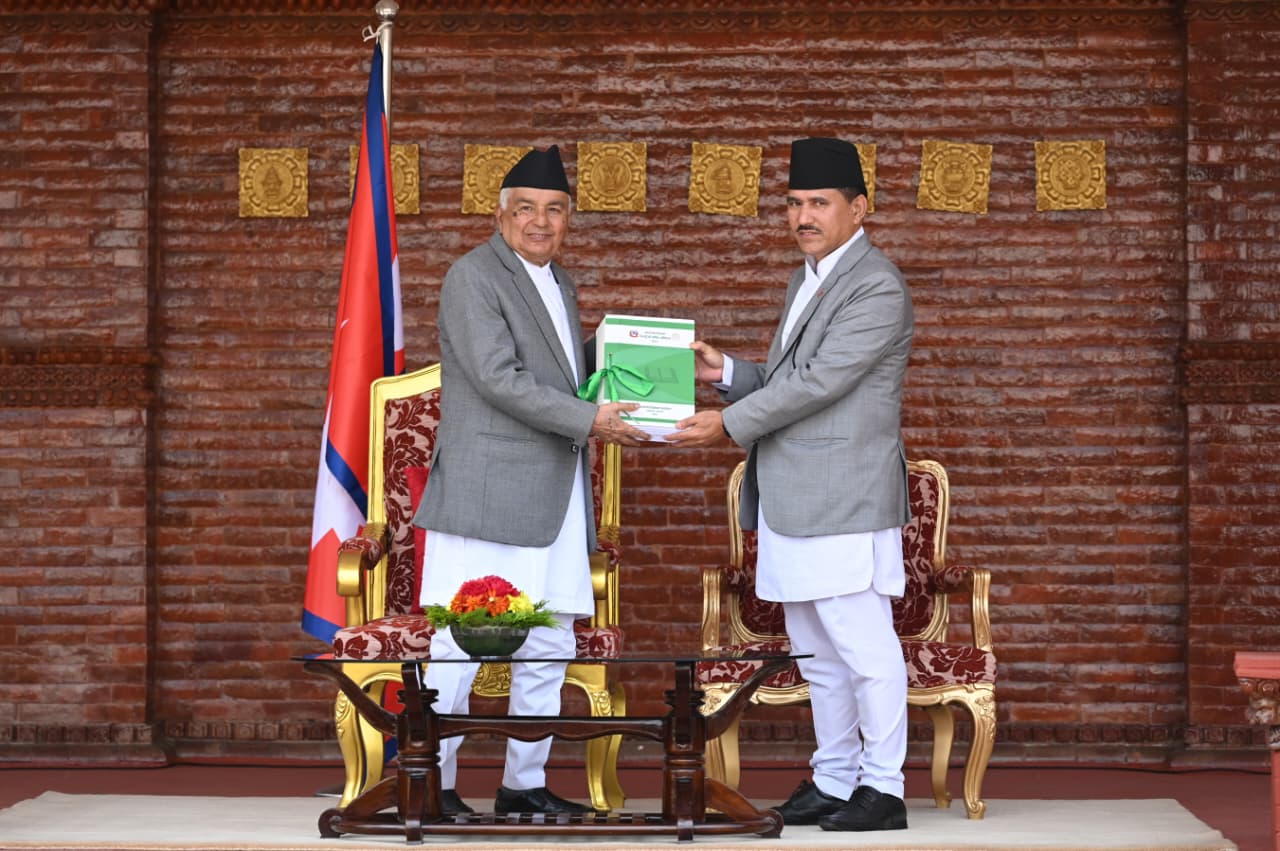 महालेखापरीक्षकले बुझाए  राष्ट्रपतिलाई  आर्थिक वर्ष २०८१/०८२ को वार्षिक प्रतिवेदन