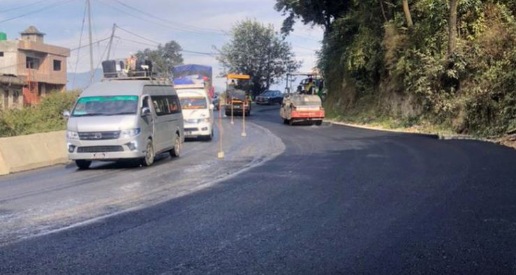 धमाधम कालोपत्रे गरिँदै नागढुंगा–मलेखु सडक,थपिएको समय असार १५भित्रै काम सकाउने लक्ष्य