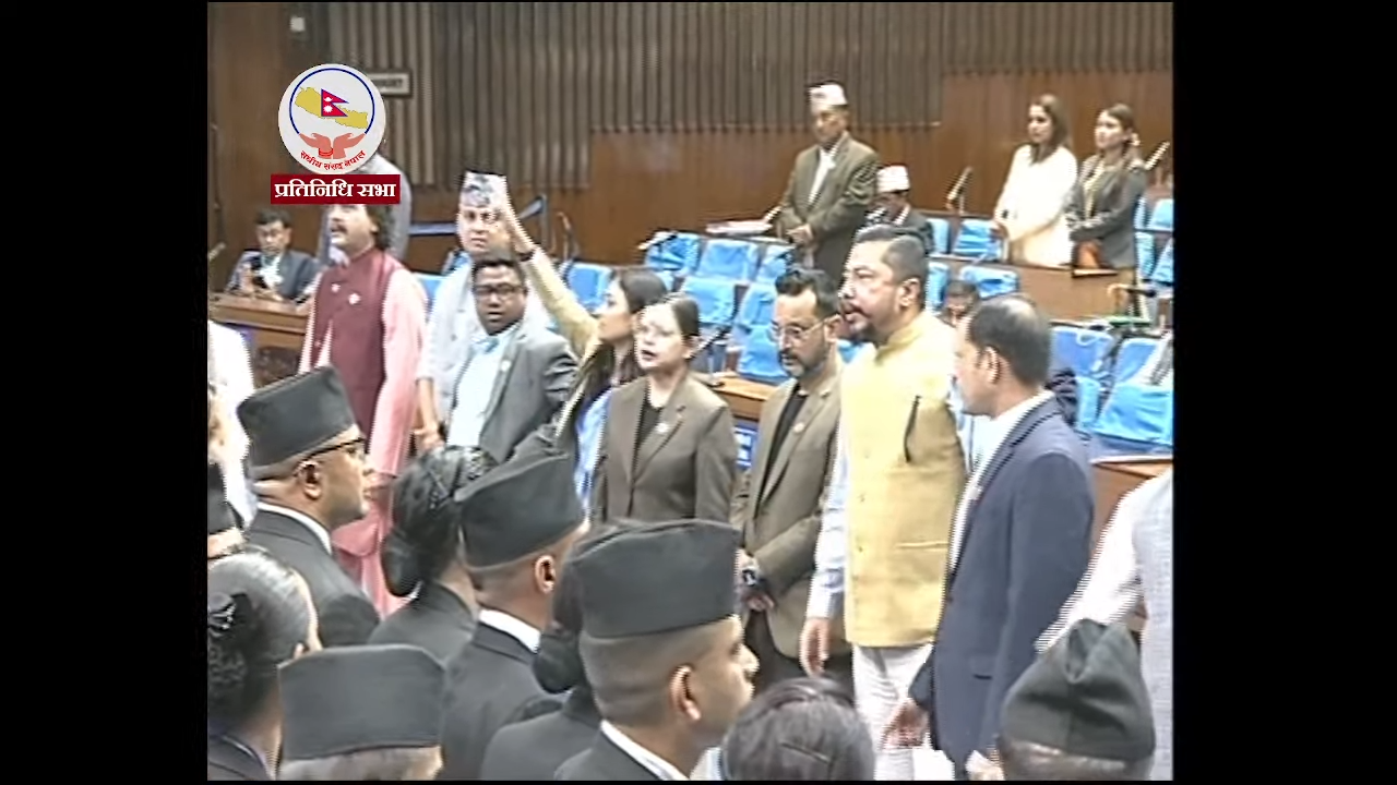रास्वपा सांसदको अवरोध र नाराबाजीबीच प्रतिनिधिसभाको बैठक जारी