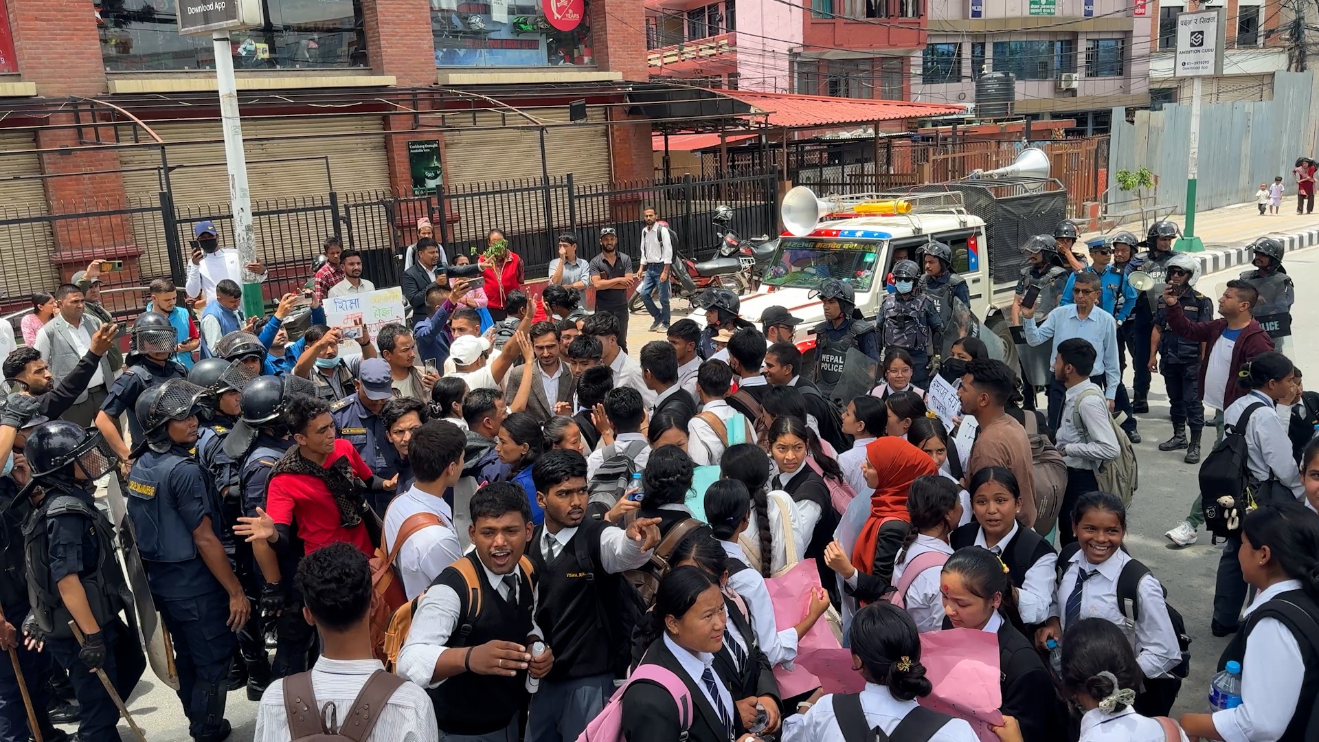 निषेधित क्षेत्र तोड्न खोजेपछि नेविसंघका कार्यकर्ता पक्राउ