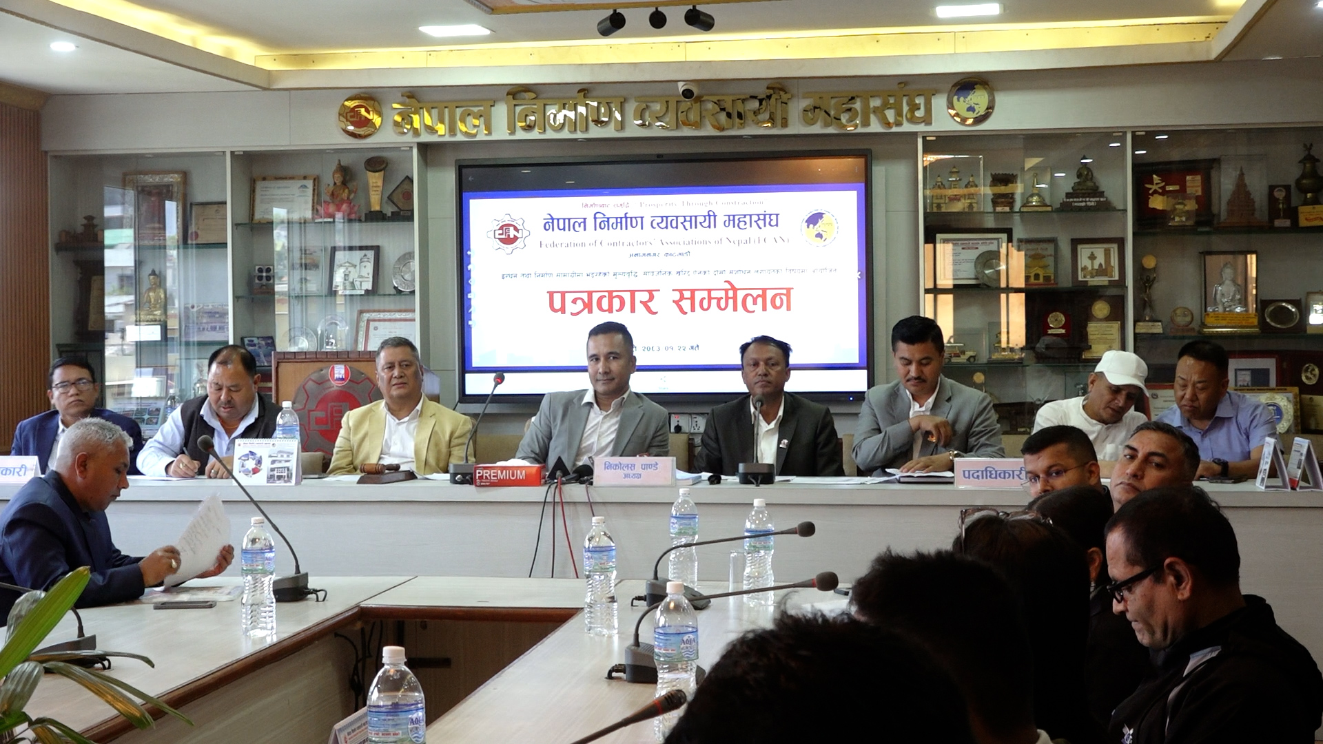 इन्धन मूल्यबृद्धिले निर्माण क्षेत्रमा गम्भीर असर, एक हप्ताभित्र समस्या समाधान नभए काम ठप्प पार्ने व्यवसायीको चेतावनी