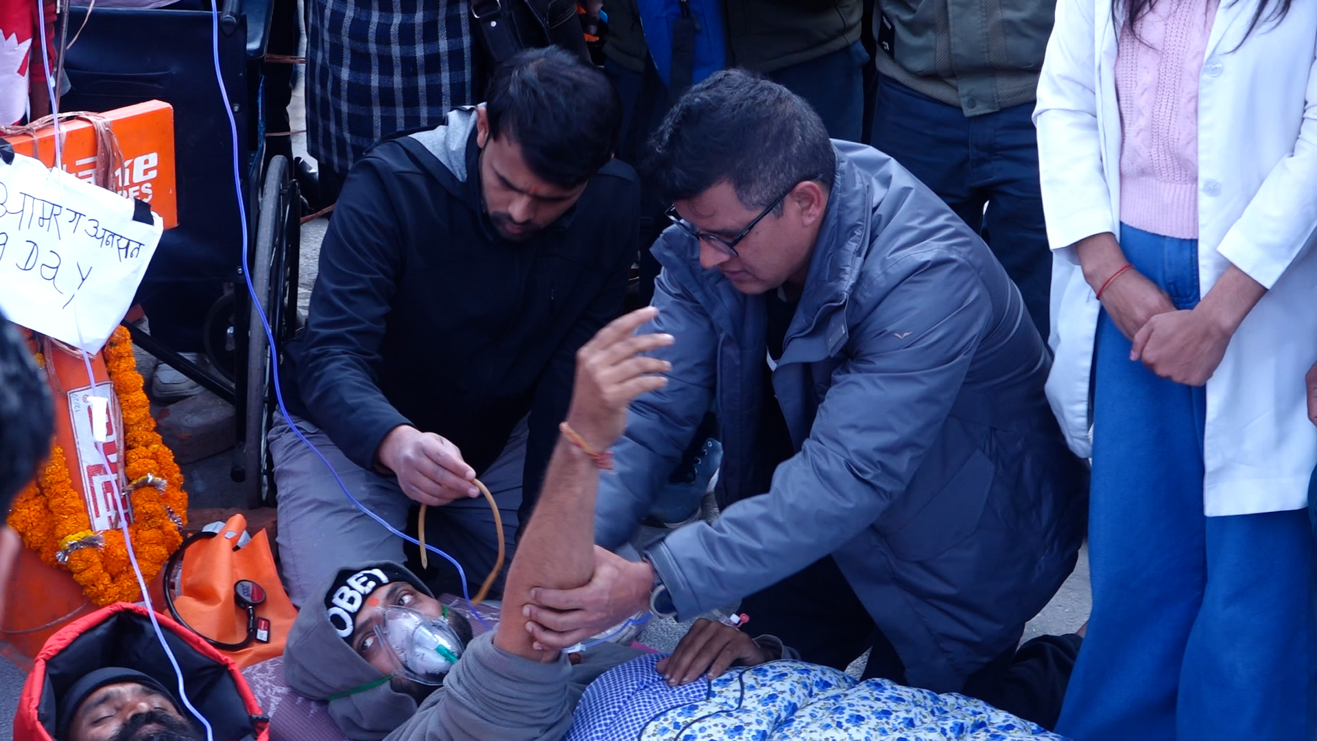 आमरण अनशन बसेका डा. निकोलस भुसालको स्वास्थ्यमा समस्या, वीर अस्पताल लगियो