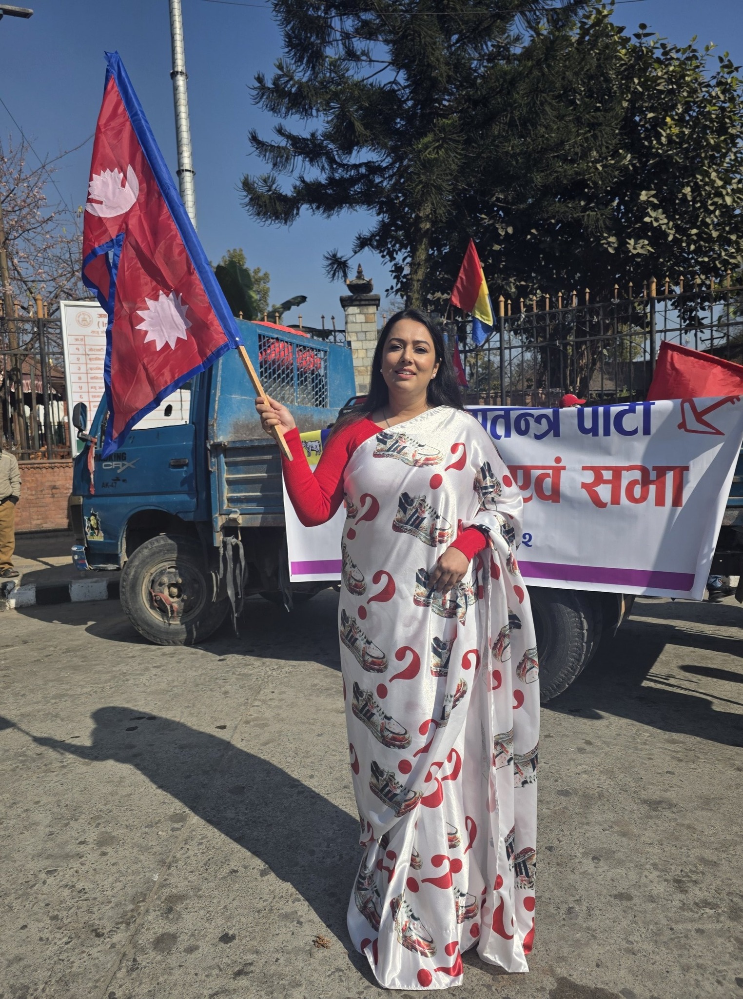 जेनजी आन्दोलनमा भाइरल रगत लतपतिएको जुत्ता खुश्बु ओलीको सारीमा देखियो, भन्छिनः यो विर आत्माहरुप्रतिको सम्झना हो