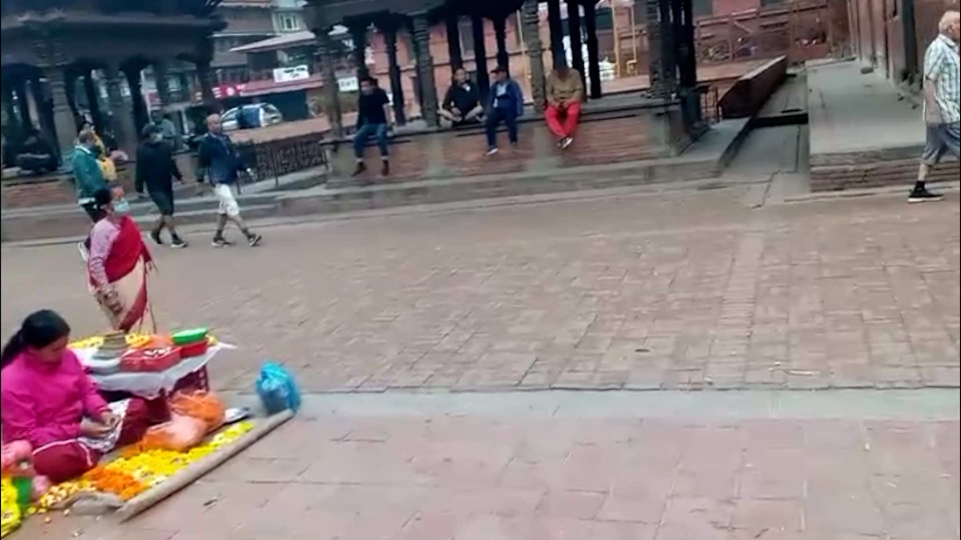 पाटन दरबार क्षेत्रको फुटपाथ जसले सयौँको गुजारा चलाइरहेको छ