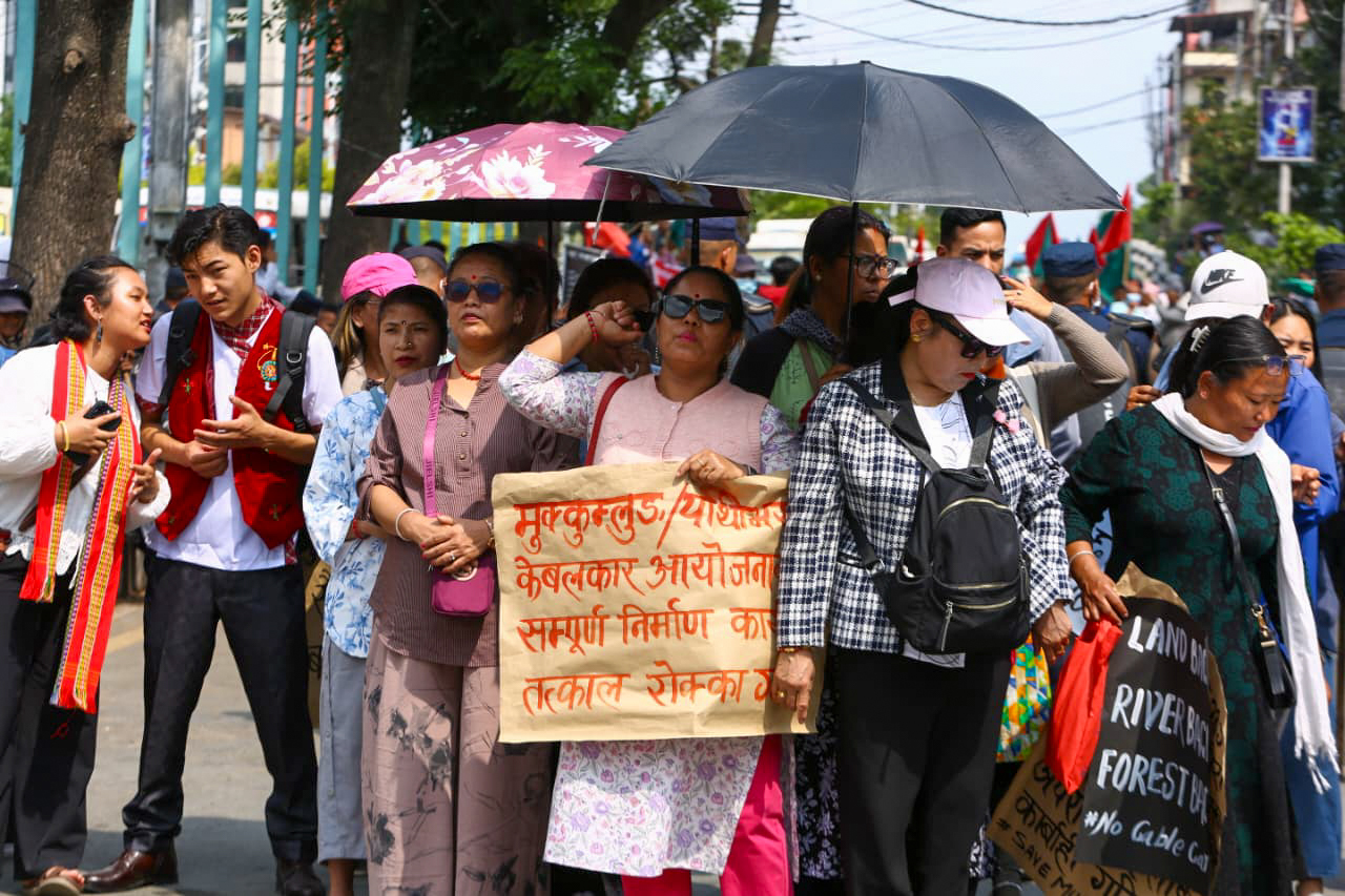 पाथीभरामा निर्माणाधिन केवलकार खारेजीको माग गर्दै माइतीघरमा प्रदर्शन