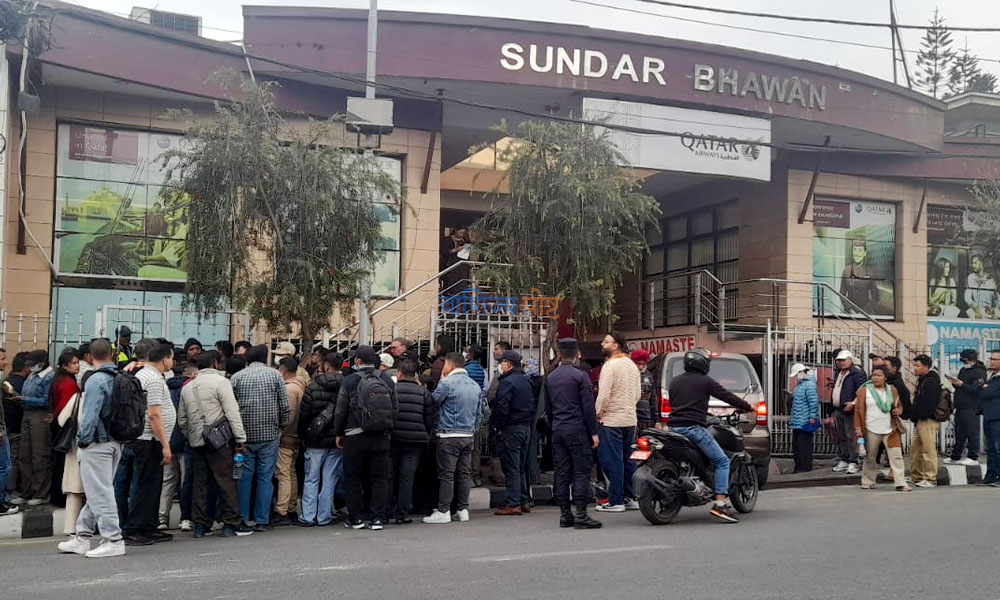 कतार एयरवेजको कार्यालयमा यात्रुहरुको भीड,टिकट बुझ्न टोकन लिँदै लाइनमा