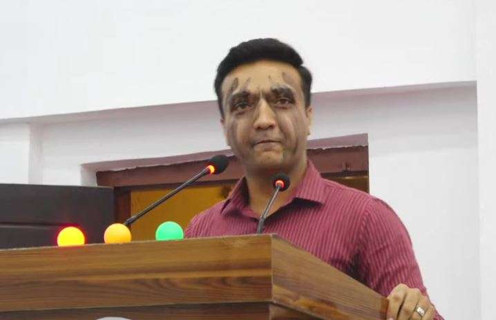 आफ्नै अनुहारमा कालोमोसो दलेर रोष्ट्रममा उत्रिए मधेश प्रदेशका सांसद अन्सारी