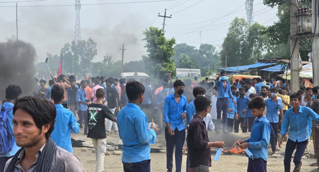 रौतहटमा प्रहरी र नगरपालिकाको गाडीमा आगजनी, पूर्व–पश्चिम राजमार्ग प्रभावित
