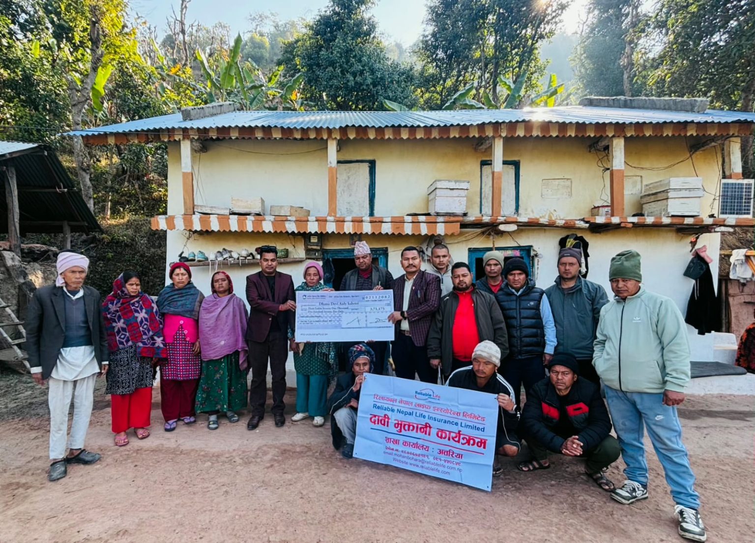 बीमितको घरमै पुगेर रिलायबल नेपाल लाइफ इन्स्योरेन्सले दियो दाबी भुक्तानी