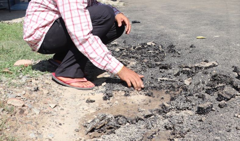 भोजपुरमा कालोपत्रे गरेको सडक एक महिनामै भत्किने र घाँस उम्रिने भएपछि स्थानीय चिन्तित
