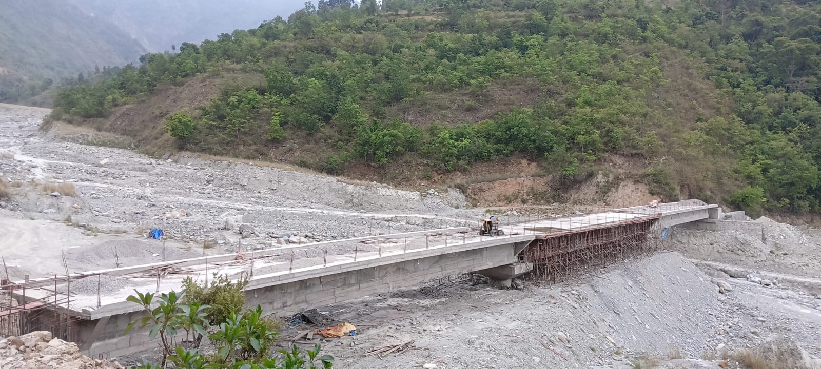 ‘पैसा दिएका ठेकेदारले काम गर्नै सकेनन्, काम गर्नेलार्ई सरकारले पैसा दिनै सकेन’