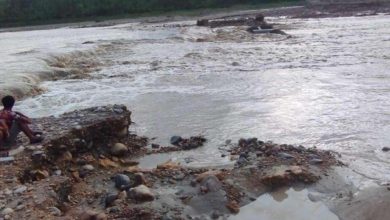 वर्षाले डाइभर्सन बगाएपछि नारायणघाट बुटवल सडकको दुम्कीवासमा सयौँ यात्रु अलपत्र