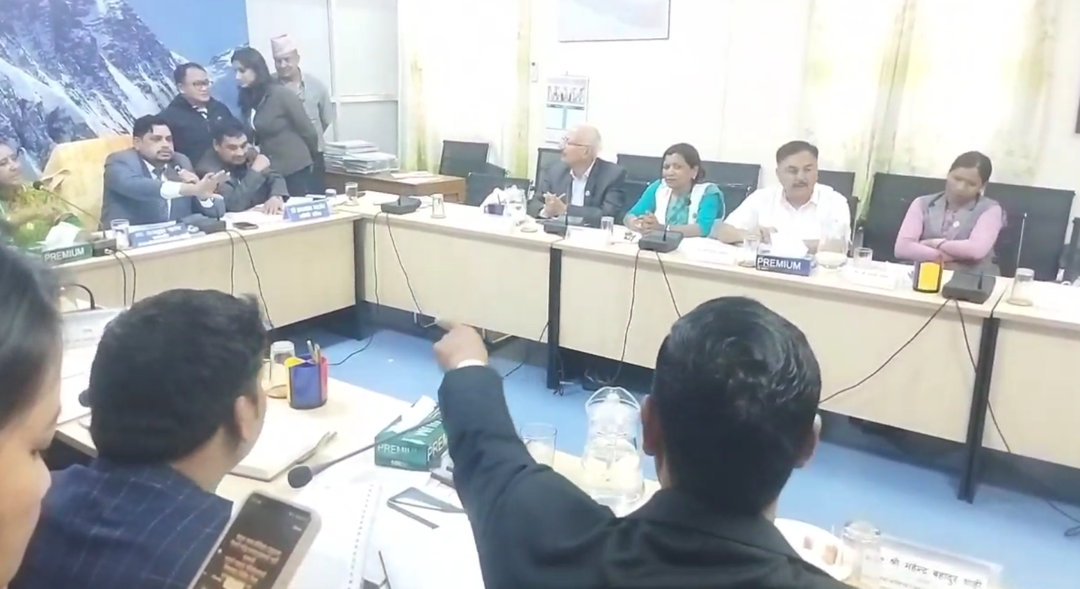 उपभोक्ता समिति बैठकमा चर्काचर्की, श्रम मन्त्री र गृहमन्त्रीको विषयमा छानबिन हुनुपर्ने माग