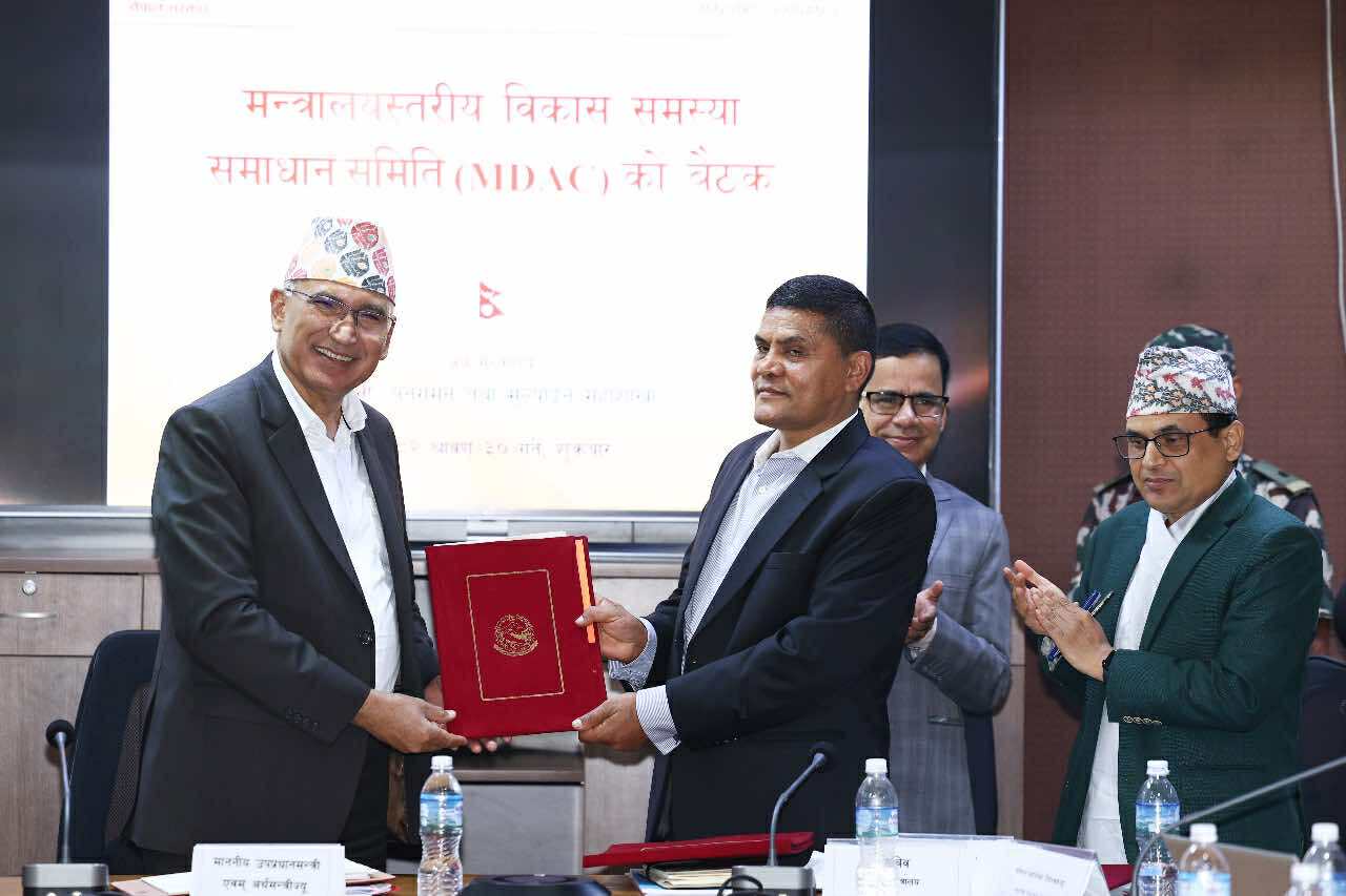 अर्थमन्त्रीले  सचिवहरुसँग गरे कार्यसम्पादन सम्झौता